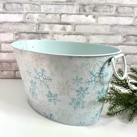 Mainstays Blue Snowflake Christmas Holiday Metal Oval Bucket With Handles - NWT - Picture 5 of 12